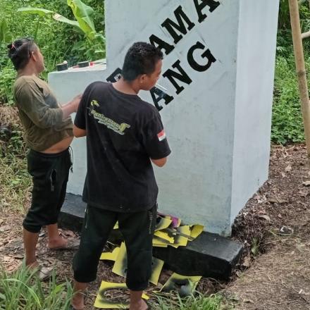 Pambakal Desa Surian dan Perangkat BPD Gotong Royong dalam Pesiapan Memperingati 17 Agustus 1945